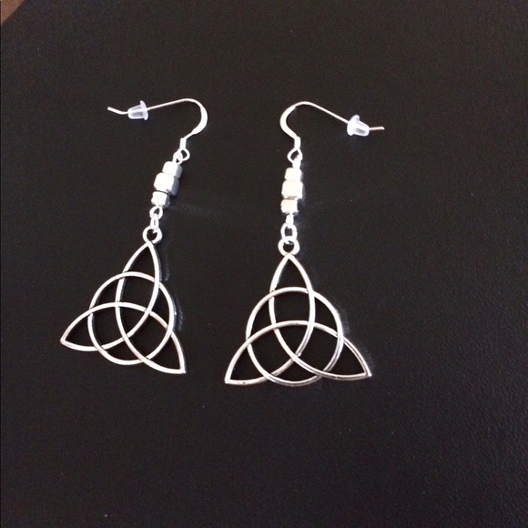 Silver Celtic trinity knot earrings - Picture 3 of 3
